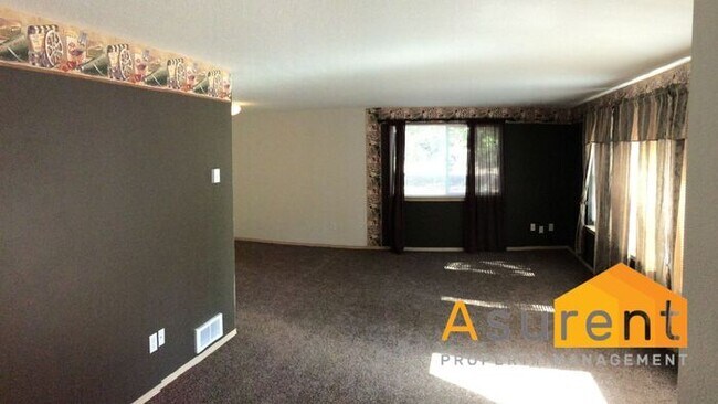 Building Photo - 3 Bed, 2 Bath Home on Large Flag Lot