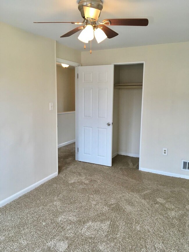 Building Photo - Charming 3 Bedroom/1 Bathroom Townhome in Dundalk, MD!