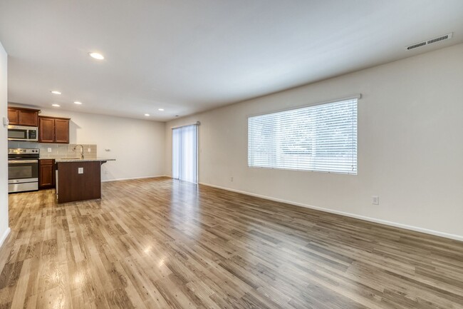 Building Photo - MOVE IN READY! 4 bed plus den - easy I-5 a...