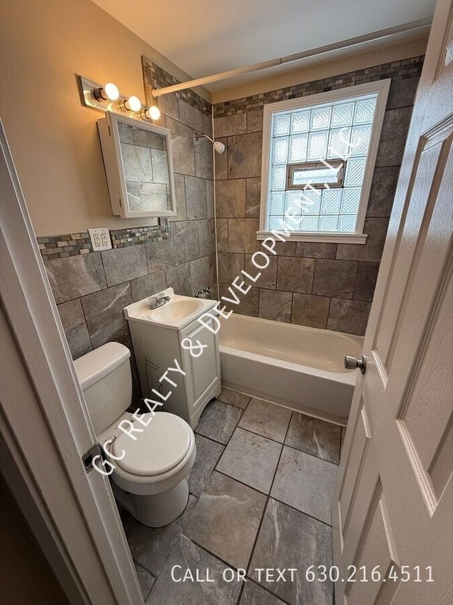 Building Photo - 9906 S Clyde Ave