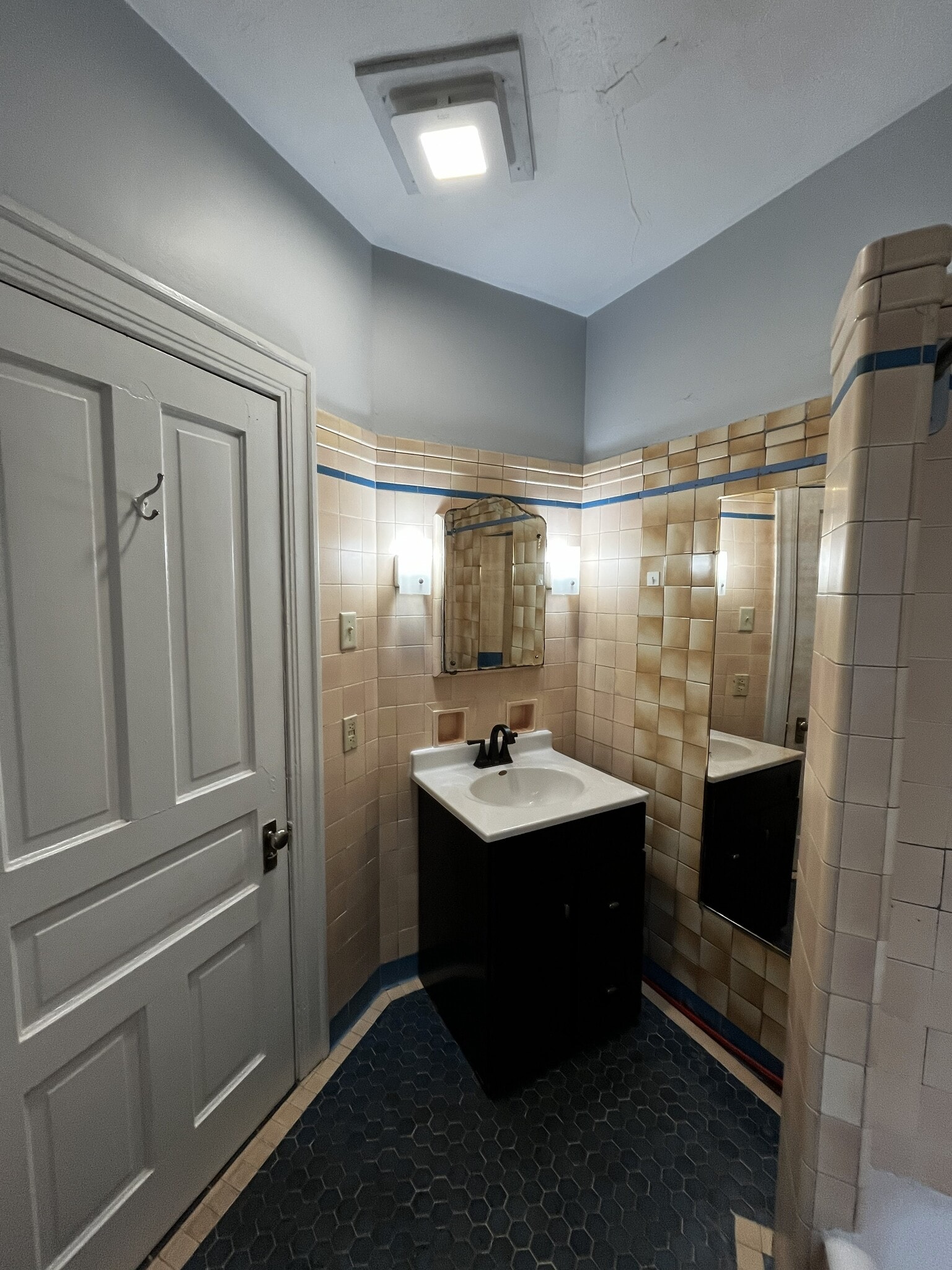 Bathroom - 319 W Dutton St