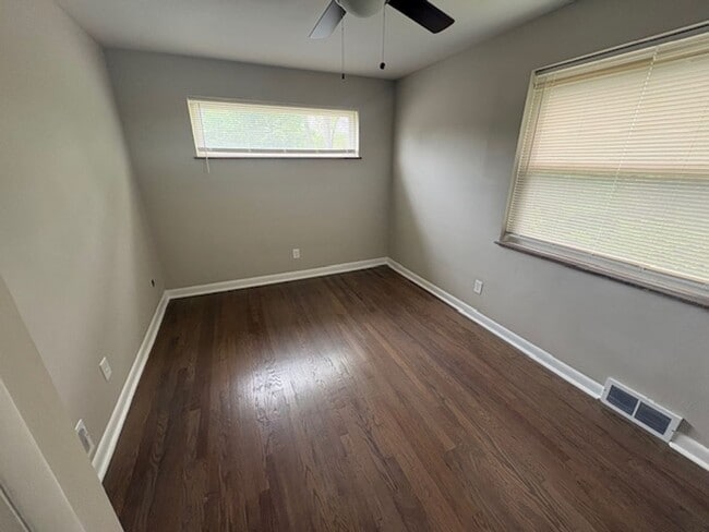 Building Photo - Amazing 4 Bedroom 1 Bathroom available in ...
