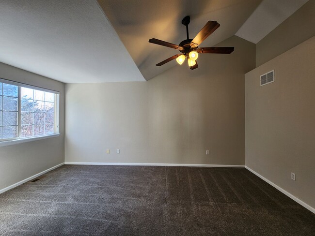 Building Photo - Corner Unit 2 Bed Townhome