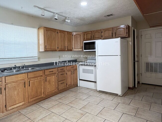 Building Photo - 1717 Lindsey Rd