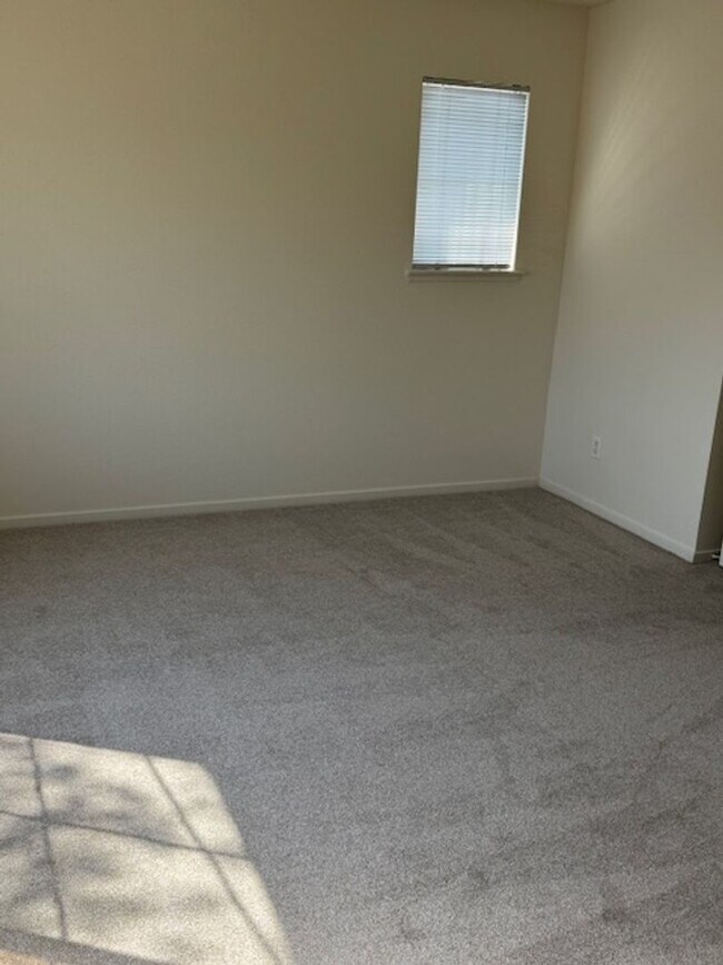 Building Photo - Nice & clean 3 Bedroom, 2 Bath Home in Cit...