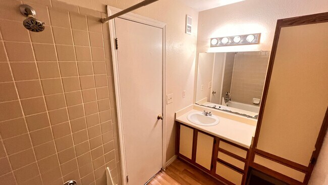 Building Photo - Available NOW! Charming 2 BD / 2 BA in Orl...