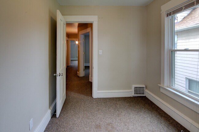 Building Photo - SL AAC1228