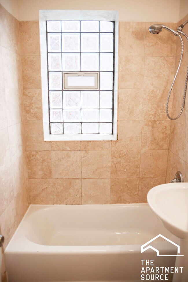 Building Photo - 1210 W Waveland Ave