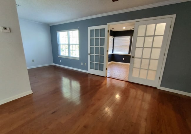 Building Photo - Charming 2 Bedroom/2 Bathroom with Sunroom...