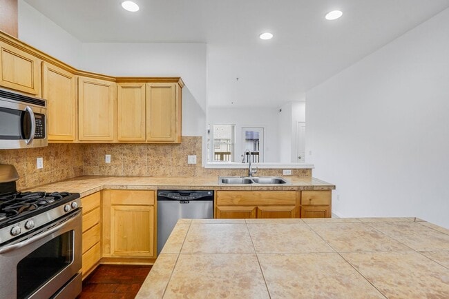 Building Photo - 3 bed, 3.5 bath townhouse in McKenzie Ridg...