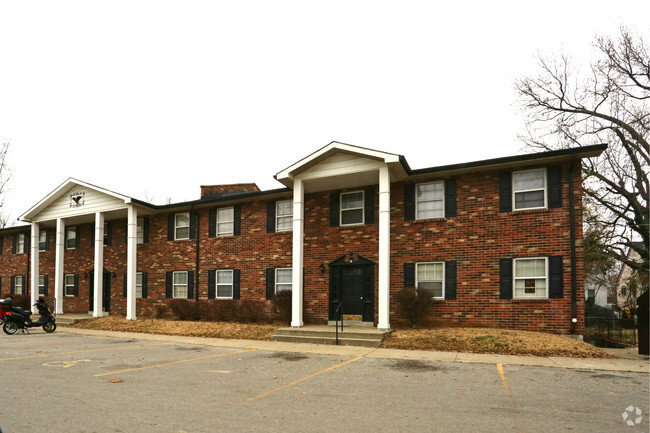 Building Photo - Colonial Oaks