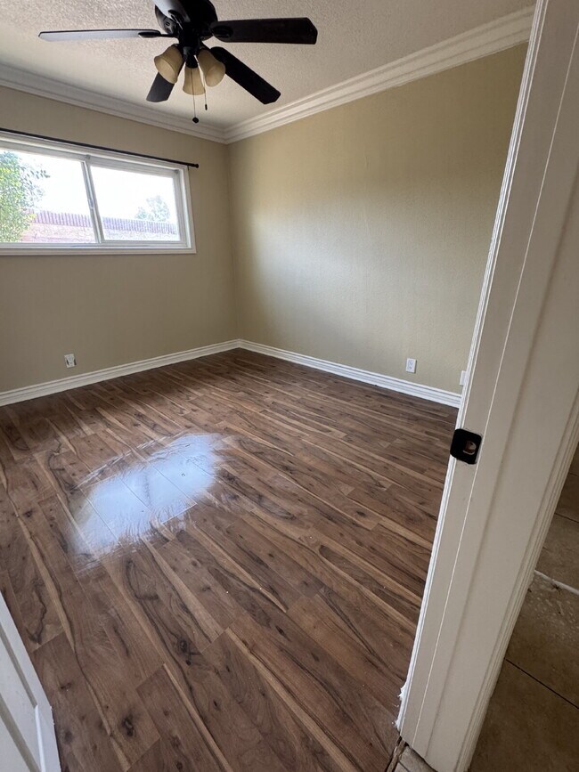 Building Photo - Large yard, spacious interior, extra parking and much more