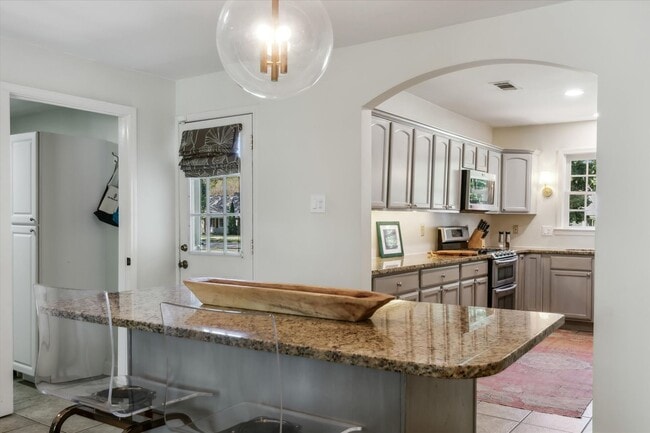 Building Photo - 5 bedroom 3 bathroom with over 3,500 square feet in East Memphis near Walnut Grove and Perkins