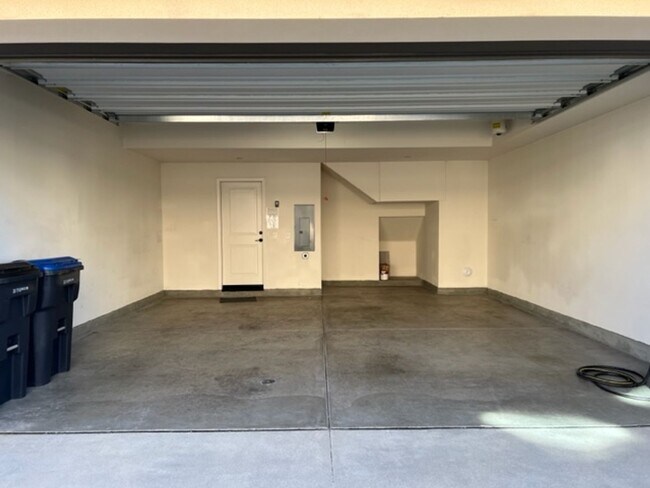 Building Photo - Desirable Eastwood Village Home