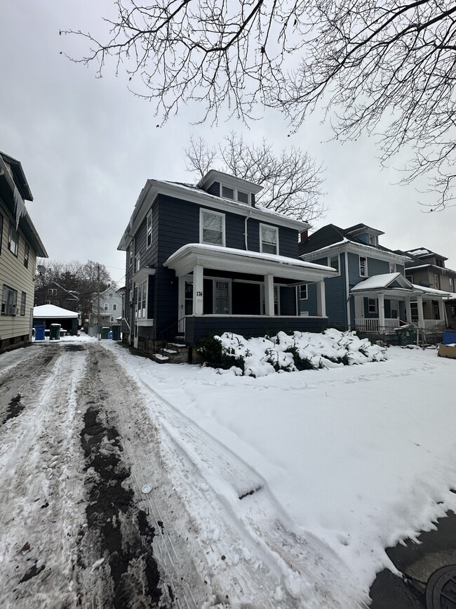 Building Photo - 174 Gardiner Ave