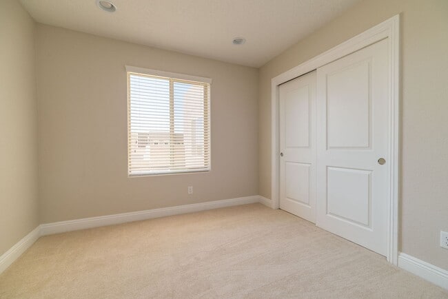 Building Photo - Gorgeous Pulte Townhome Available Now!