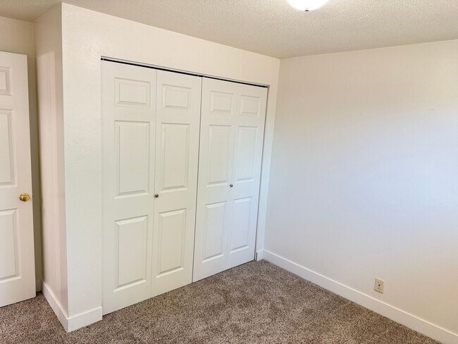 Building Photo - Updated single level 2 bed/1 bath duplex in Springfield!