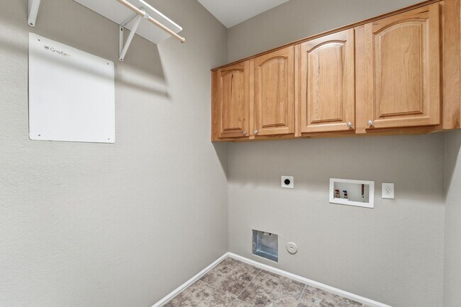 Building Photo - Maricopa Gem! 2,130 SF, Large Kitchen, AZ Room + Golf Course Living