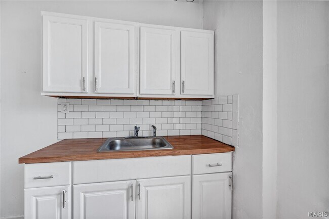 Building Photo - 824 Canaan Ave