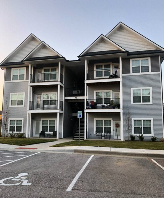 Building Photo - 2 Bedroom Luxury Apartment in the Northland of KCMO