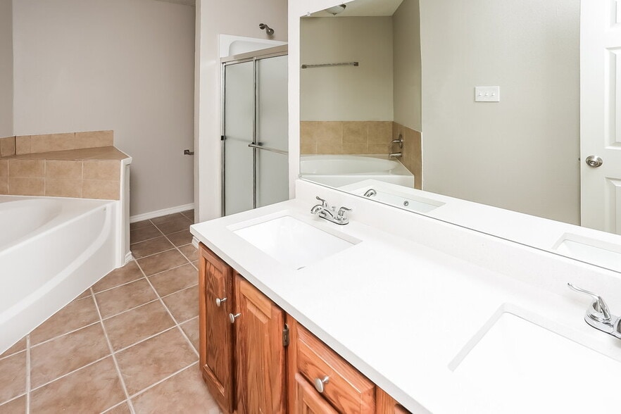 Building Photo - 4910 Green Hollow Dr
