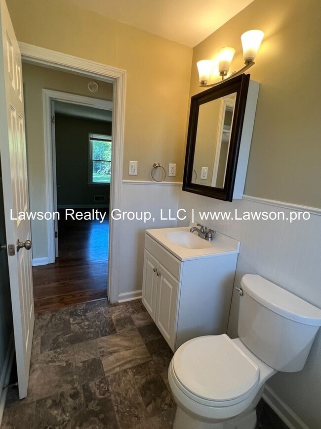 Building Photo - Three Bedroom Home - Convenient Location!