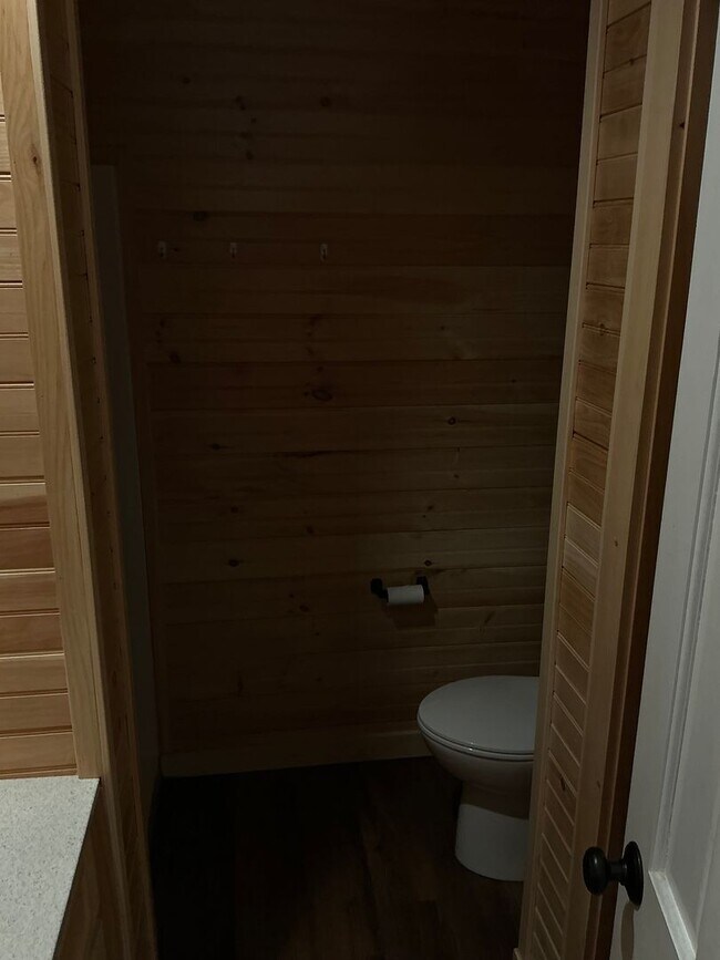 Building Photo - Quiet Country Living