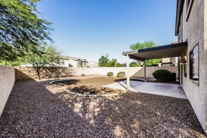 Building Photo - 2505 W Red Fox Rd