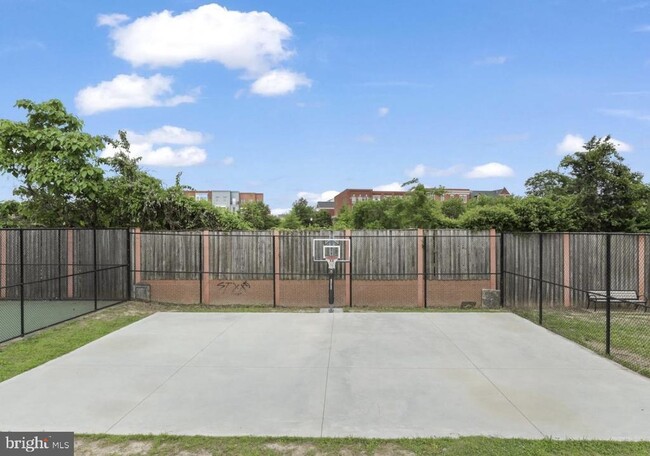 Building Photo - 725 Massey Ln