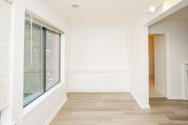 Building Photo - 2815 Lee Oaks Ct