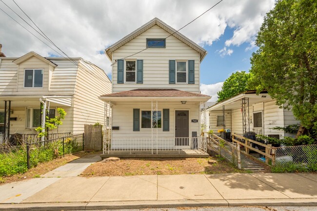 Building Photo - Stunning 2 Bedroom home in McKees Rocks available July 1!