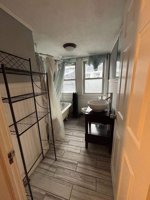 Building Photo - 649 W State St