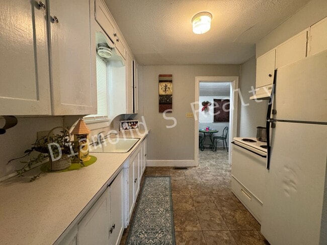 Building Photo - Cute and Clean 2 Bedroom Home Available Now!