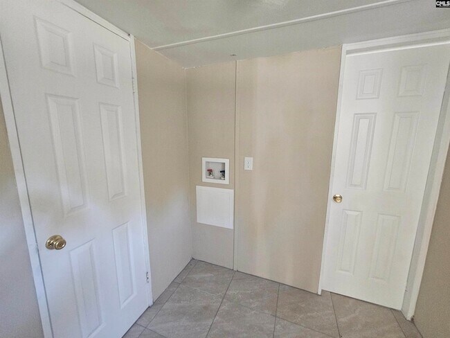 Building Photo - 119 E Woods Ct