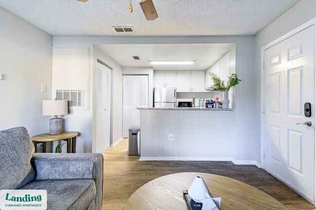 Building Photo - 1000 Palm Pl Dr NE