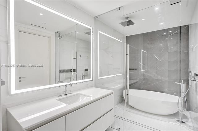 Building Photo - 300 Biscayne Boulevard Way