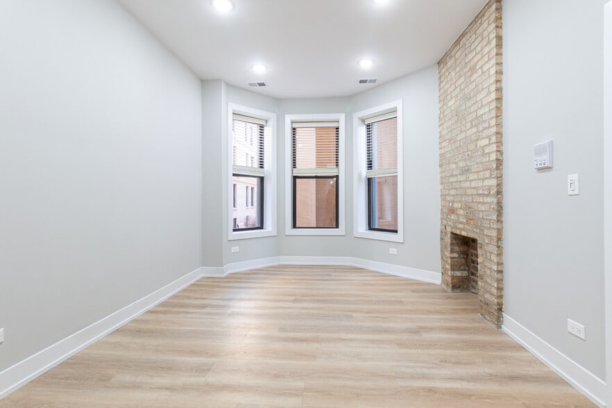 Building Photo - 441 W Belden Ave