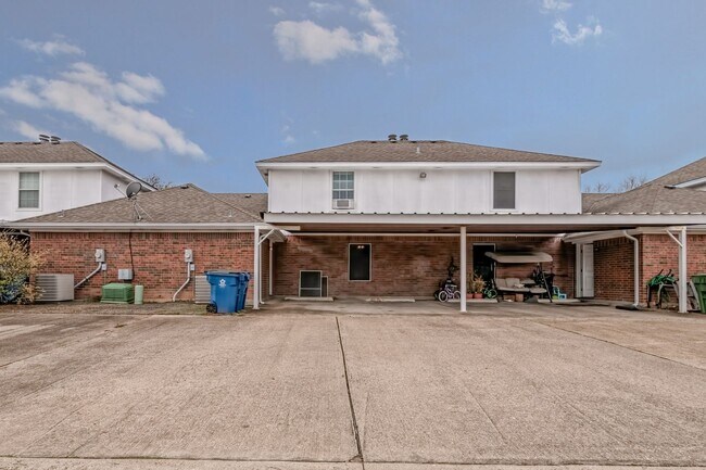 Building Photo - Spacious Townhome in Midway ISD
