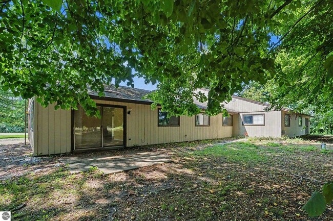 Building Photo - 983 Meadowbrook Dr