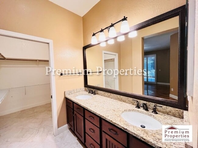 Building Photo - Beautiful 2BD/2BA Condo Unit in the Gated ...