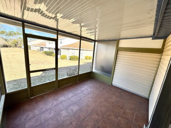 Building Photo - "Charming 2-Bed Oasis with 2 Full Baths in Prime Lynn Haven Location near Mosley High School"