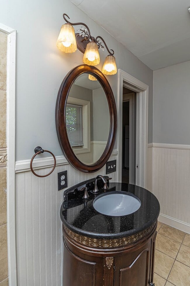 Building Photo - CHARMING 2 Bedroom/1 Bathroom w/ Bonus Roo...
