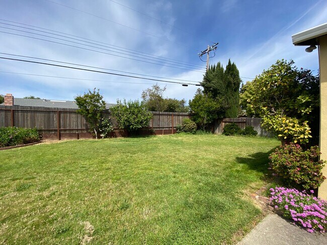 Building Photo - Charming 3 Bed, 2 Bath - Gardener Included...