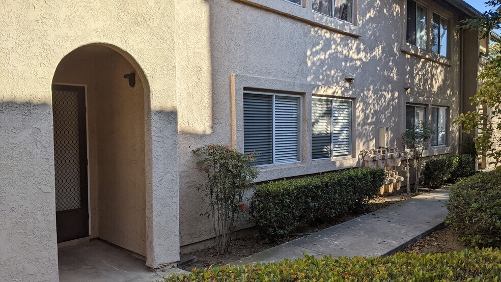 Entrance - 11321 Avenida de los Lobos