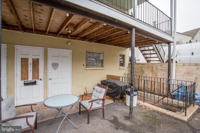 Building Photo - 857 Street Rd