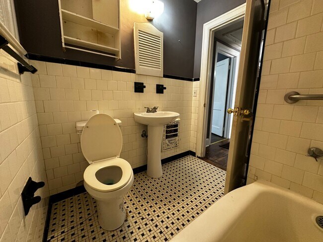 Building Photo - 2514 Greenville St