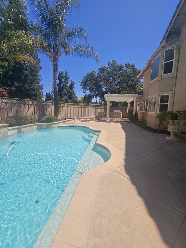 Building Photo - 45 Mainprice Ct