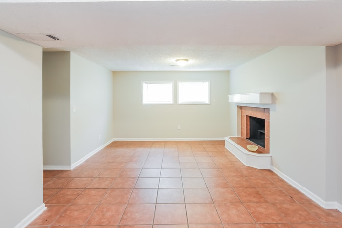 Building Photo - 700 Zay Dr