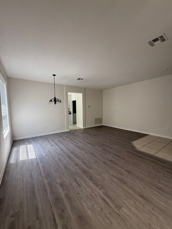 Building Photo - Come View This Amazing 3 Bed 2 Bath Single...
