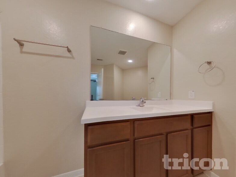 Building Photo - 524 Red Dusk Paint Dr